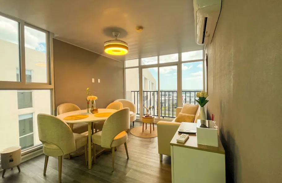 Bright dining and living area with balcony view, apartment near Tocumen Airport