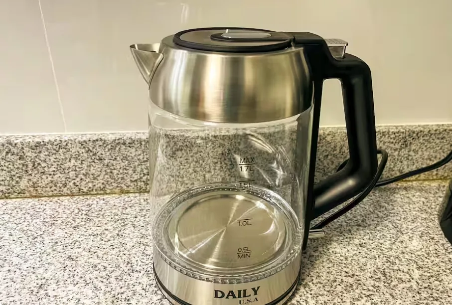Electric kettle on granite countertop, fully equipped kitchen in Panama airbnb