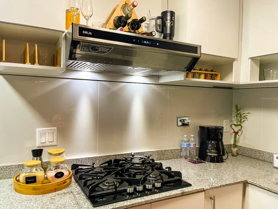 Kitchen with gas stove, range hood and granite countertop near Tocumen Airport