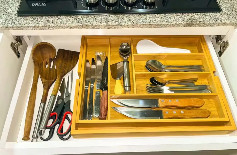 Organized kitchen utensil drawer with full cutlery set in Tocumen apartment