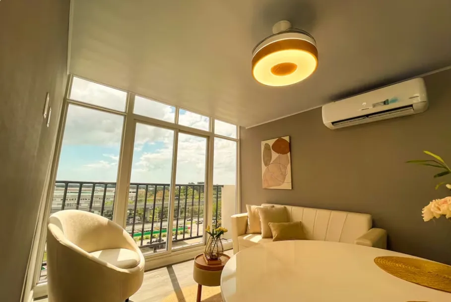 Open plan living and dining area with panoramic windows near Tocumen