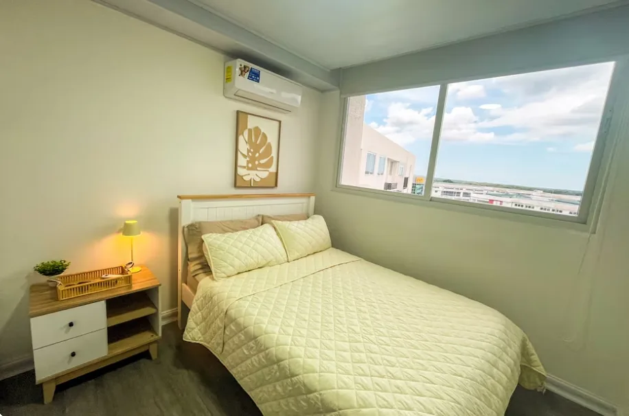 Queen bedroom with AC and airport view window, Panama airbnb near Tocumen